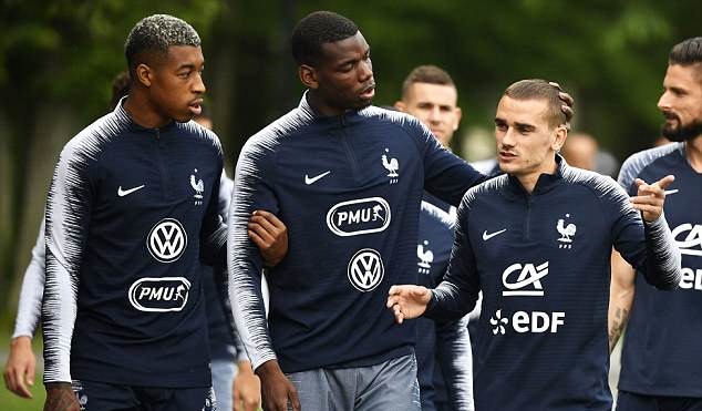 Áp lực bủa vây, Pogba vẫn trêu đùa đồng đội trên sân tập