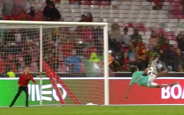 Con trai Ronaldo tái hiện cú volley thần sầu trên sân Da Luz
