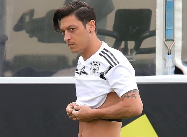 Nguy cơ mất World Cup, Ozil lủi thủi tập một mình