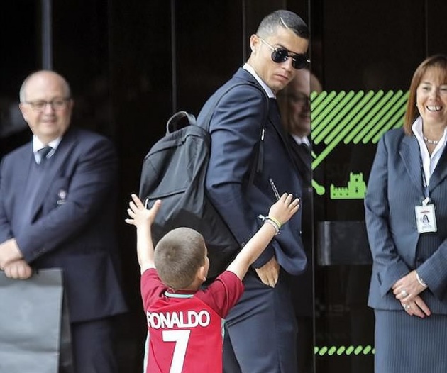 Ảnh bài viết CR7 phản ứng như thế nào khi một CĐV nhí đến xin chữ ký?