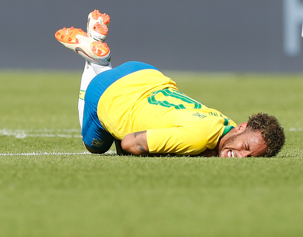 Bị đối thủ cho ngã 'sấp mặt' và đây là cách Neymar đáp trả