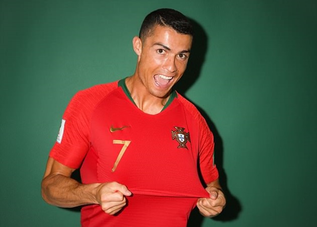 Cristiano Ronaldo và màn giới thiệu áo đấu siêu "dị"