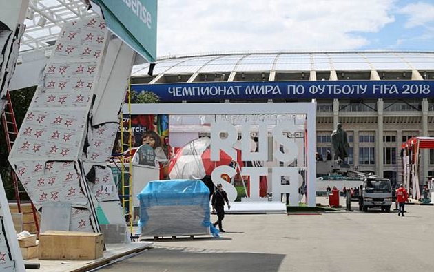 Sân Luzhniki bề bộn trước ngày khai mạc World Cup