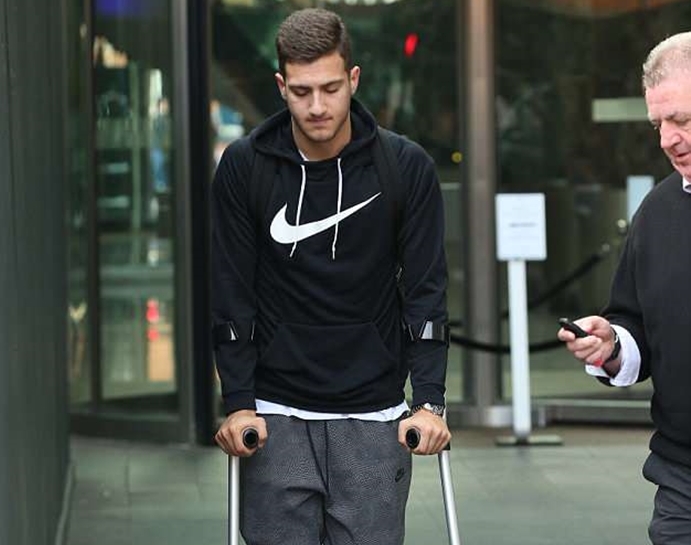 Ảnh bài viết Sau Fred, tân binh Dalot của Man United gây lo lắng vì chụp hình với đôi nạng