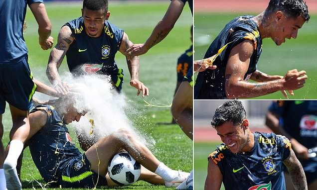 Coutinho bị chọi trứng, ném bột tới tấp trên sân tập Brazil