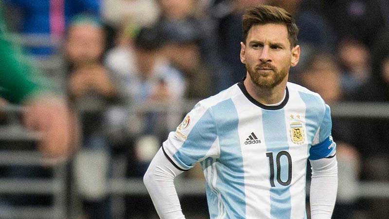 Messi thất bại ở Argentina vì tự mua dây buộc mình?