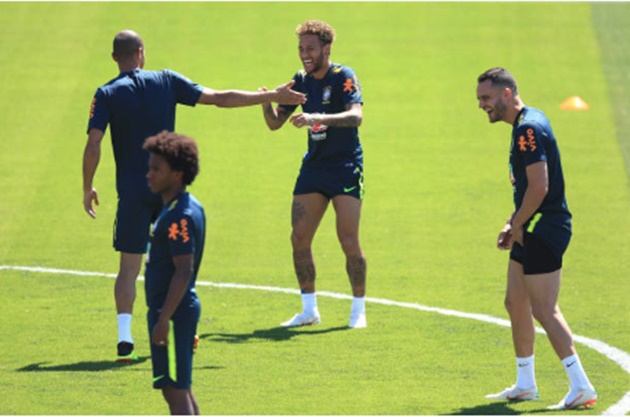 Neymar trở thành "cây hài" trên sân tập của Selecao
