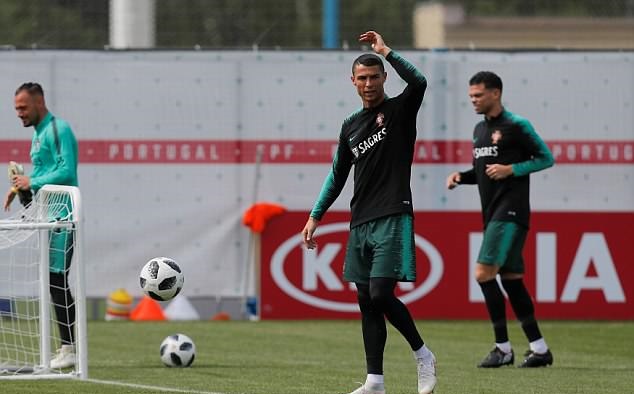 Ronaldo mặt mày cau có, đồng đội và HLV trưởng Bồ Đào Nha xanh mặt