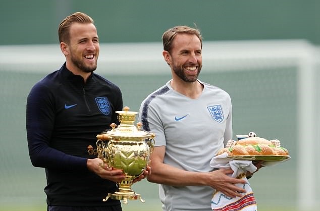 Chưa đá trận nào, Harry Kane và tuyển Anh đã được trao cúp