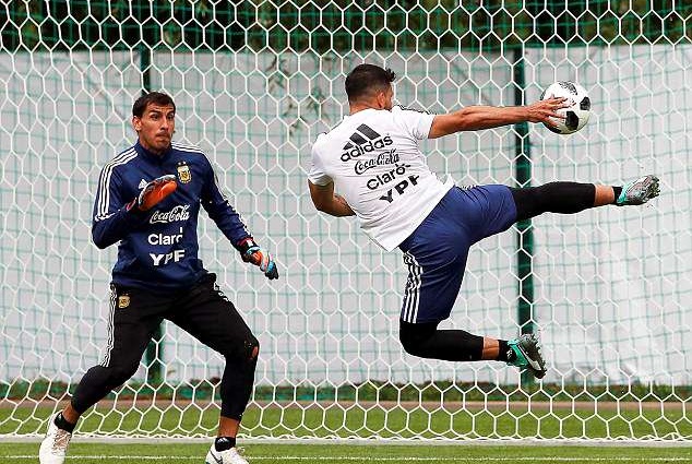 Messi lác mắt nhìn Aguero tung volley trên sân tập Argentina