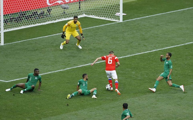 Hàng thủ Saudi Arabia biến thành những "gã hề" trước pha solo của Denis Cheryshev