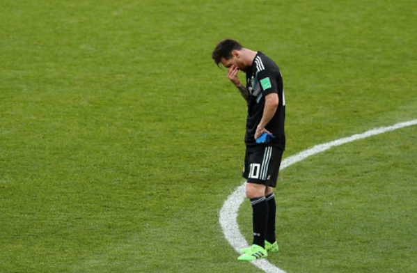 Đồng đội, đối thủ vây quanh, ngăn Messi rơi lệ