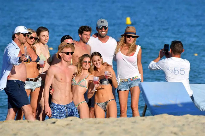 Ảnh bài viết Không bận tâm World Cup, Klopp ra biển uống bia 