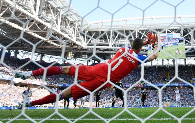 Messi hỏng pen, thủ thành Iceland tiết lộ bí mật quan trọng