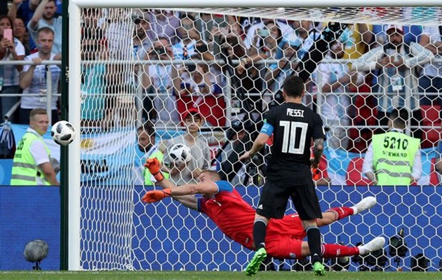 Vì sao Ronaldo bị đổ lỗi cho việc Messi đá hỏng phạt đền?