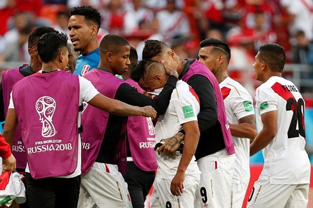 Cầu thủ Peru khóc như mưa sau khi sút bay chiến thắng của đội nhà