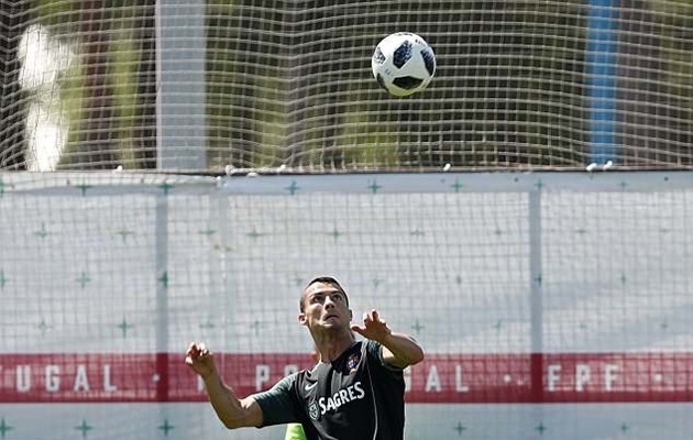 Hậu hat-trick, Ronaldo tiếp tục luyện tuyệt kĩ trên sân tập