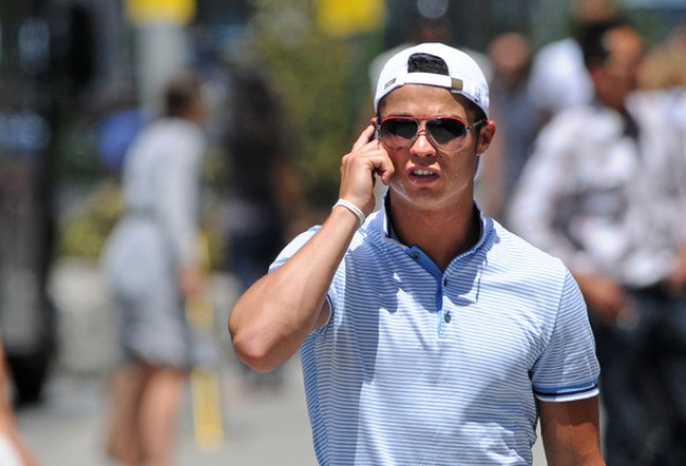 Ảnh bài viết  Ronaldo: Alo, Messi anh đang ở đâu?