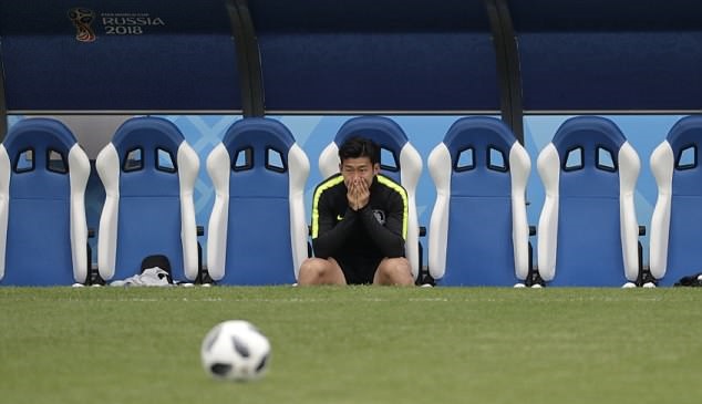 Son Heung-min lo lắng trên sân tập Hàn Quốc trước trận mở màn
