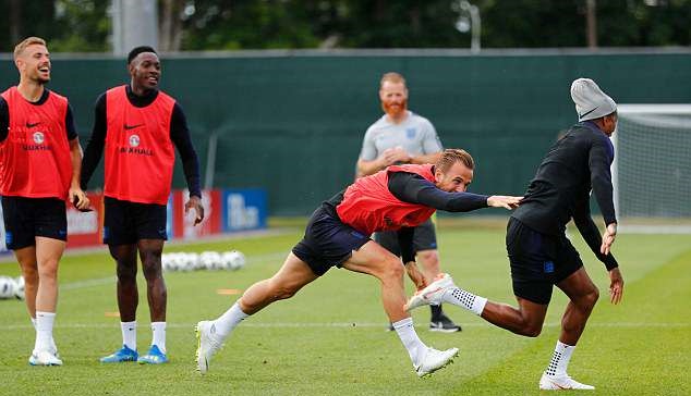 Young, Lingard khiến Harry Kane hụt hơi trên sân tập tuyển Anh