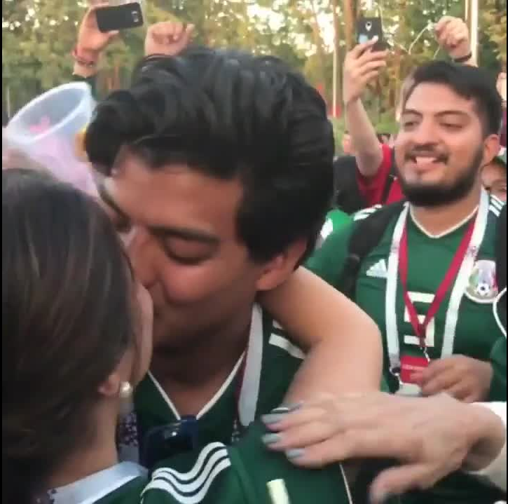 Ảnh bài viết CĐV Mexico cầu hôn bạn gái sau trận thắng lịch sử trước Đức