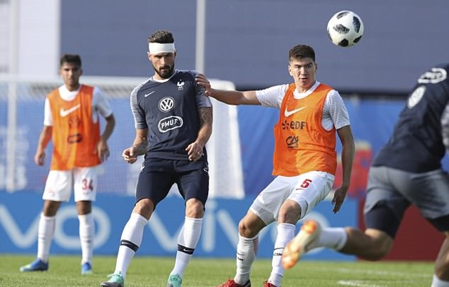 Đầu quấn băng, Giroud vẫn nhiệt hết cỡ trên sân tập tuyển Pháp