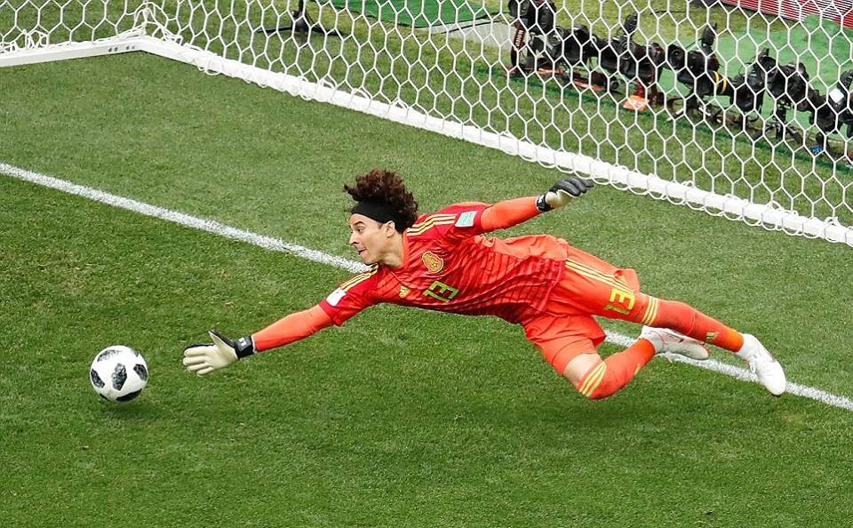 Guillermo Ochoa lại gây sốt với số pha cứu thua không tưởng trước Đức
