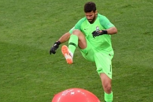 Hài hước: Liverpool thả quả bóng khổng lổ thử thách khả năng nhận biết của Alisson