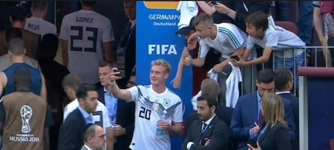 Ảnh bài viết Thua trận, cầu thủ Đức vẫn tranh thủ selfie với fan