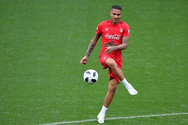 Paolo Guerrero của Peru chính thức quên đi cú sốc trên chấm phạt đền
