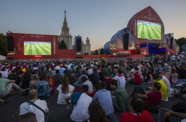 Toàn cảnh đa sắc màu tại khu vực Fanfest tại Moscow