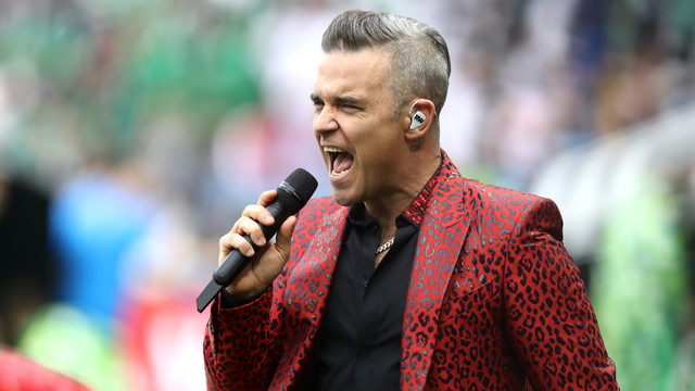 Robbie Williams giải thích hành động giơ 'ngón tay thối' ở World Cup