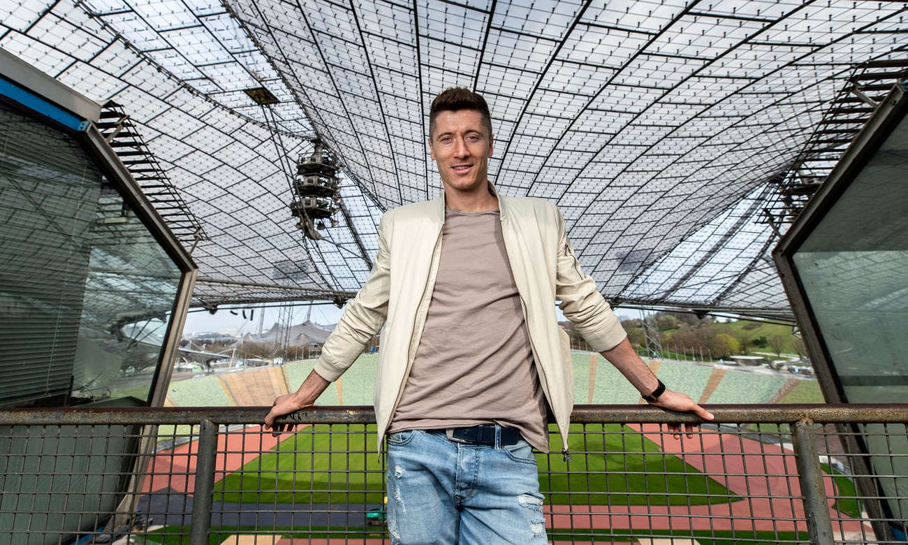 Ảnh bài viết Robert Lewandowski: "Tôi không thay bạn như thay vớ"