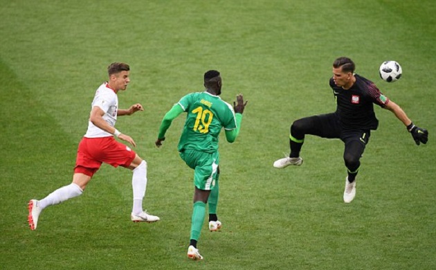 Szczesny tái hiện sai lầm ở Carling Cup, Ba Lan phơi áo khó hiểu trước Senegal