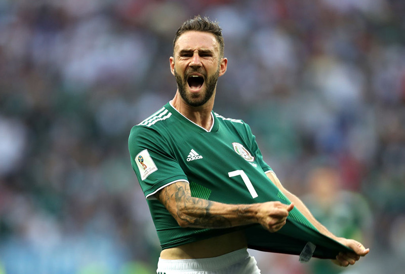 Arsenal dành sự quan tâm cho "người hùng" Mexico