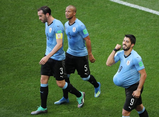 Ảnh bài viết Giải mã màn ăn mừng ẩn ý của Suarez trong ngày đi vào lịch sử bóng đá Uruguay