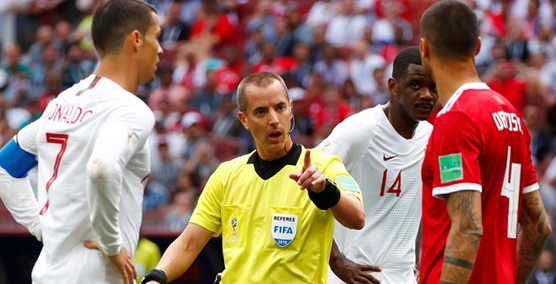 Trọng tài bắt chính ngỏ ý xin áo của Ronaldo ngay từ hiệp 1?