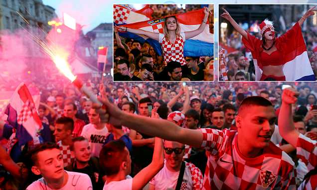 CĐV Croatia ăn mừng ngợp trời, không thiếu gái đẹp và pháo sáng