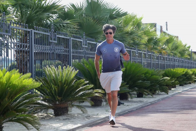 Làm gương cho học trò, Joachim Low tập thể dục buổi sáng hưởng cái nắng Sochi