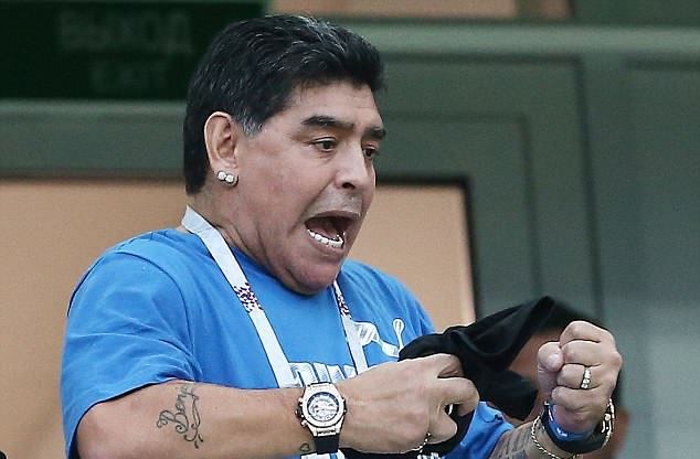 Muôn vàn sắc thái của Diego Maradona trên khán đài