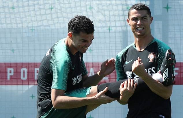 Ronaldo 'gánh' cả đồng đội trên sân tập Bồ Đào Nha