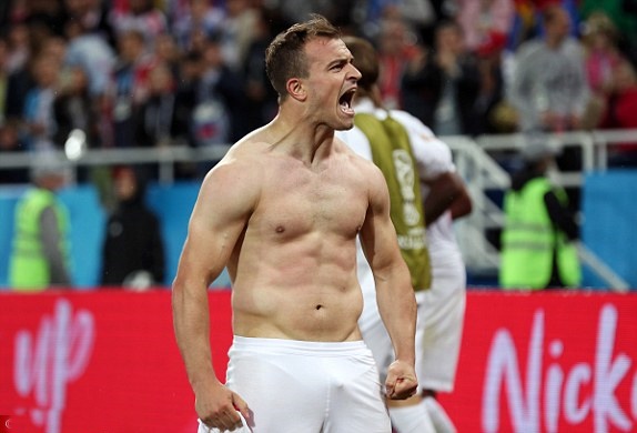 Ấn định chiến thắng phút 90, "Messi Thụy Sĩ" cởi áo ăn mừng như Ronaldo