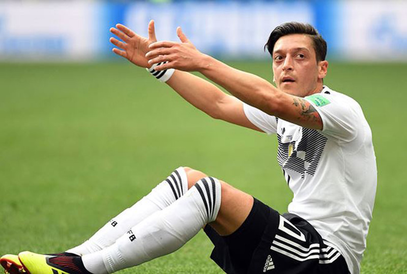Hãy căm ghét Mesut Oezil khi còn có thể