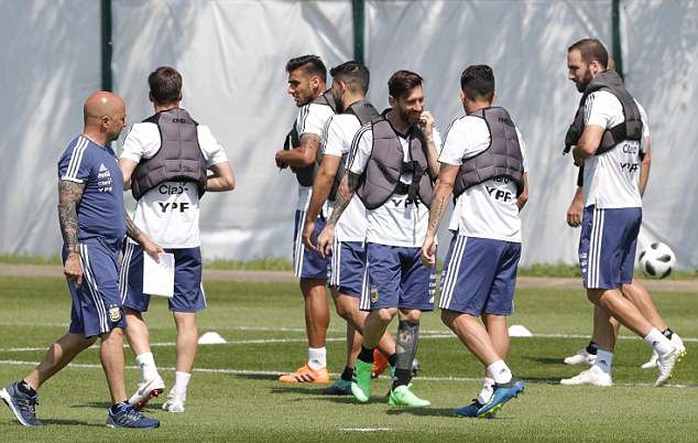 Nhờ Nigeria 'độ mệnh', Messi lấy lại nụ cười ở sân tập Argentina
