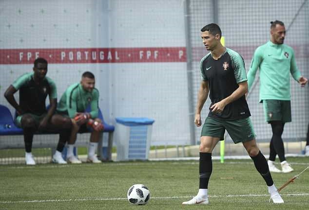 Ảnh bài viết Ronaldo mở khóa dạy ghi bàn trên sân tập Bồ Đào Nha