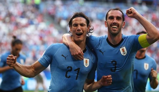 Lập kỉ lục khủng, Cavani ăn mừng như muốn khóc