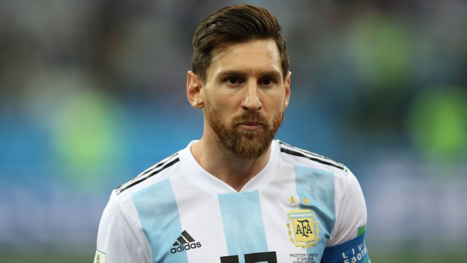 Hãy cho Messi những cái ôm thay vì gươm giáo