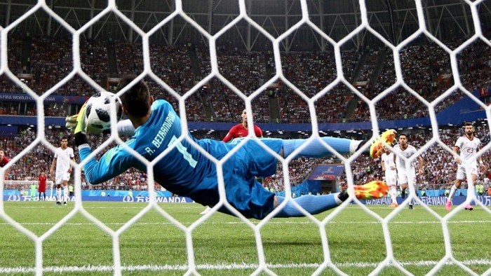 Thủ môn Iran cản penalty của Ronaldo: Từ kẻ lang thang đến đêm kỳ diệu