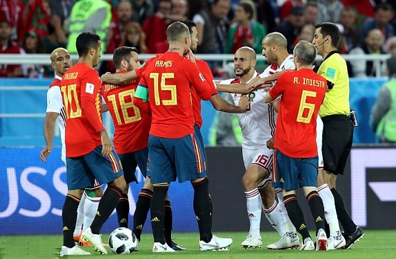 Va chạm nảy lửa, sao Morocco đòi ăn thua đủ với Sergio Ramos
