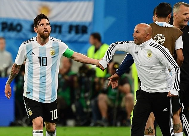 Cận cảnh Sampaoli hỏi ý Messi: "Giờ tôi làm gì? Có cho Aguero vào không?"